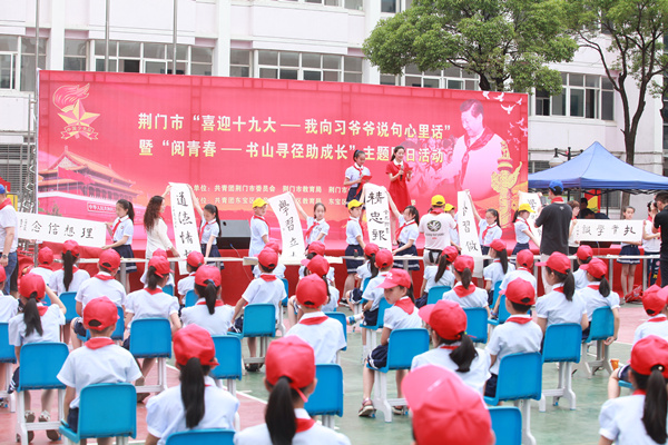 少先队员和辅导员老师现场书写的书法作品_副本.jpg