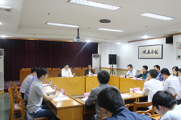 市委常委、市纪委书记刘辉与机关青年干部座谈_副本.jpg